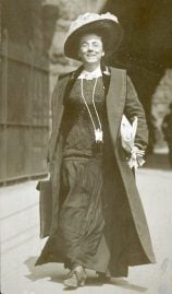 Jessie Tarbox Beals walking a city street