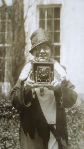 jessie Tarbox Beals outside the White House