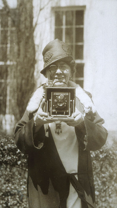 jessie Tarbox Beals outside the White House