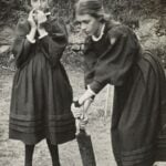 Virginia Woolf and Vanessa Bell as children