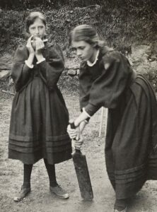 Virginia Woolf and Vanessa Bell as children